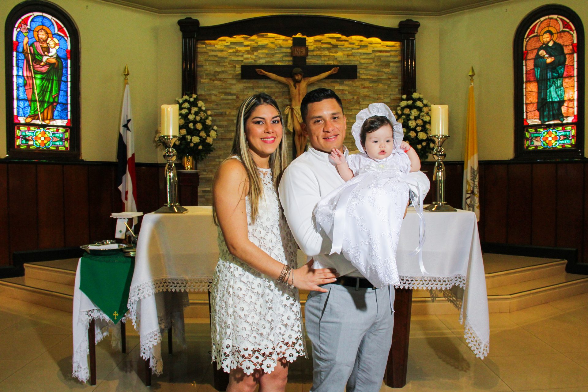 Padres y su niña en baustizo